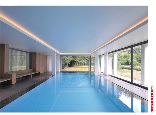 Le plafond tendu : idéal pour les piscines intérieures et les spas